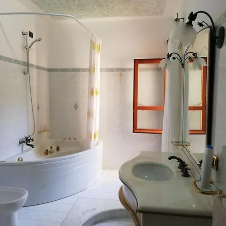 Alstrolomeria Apartment