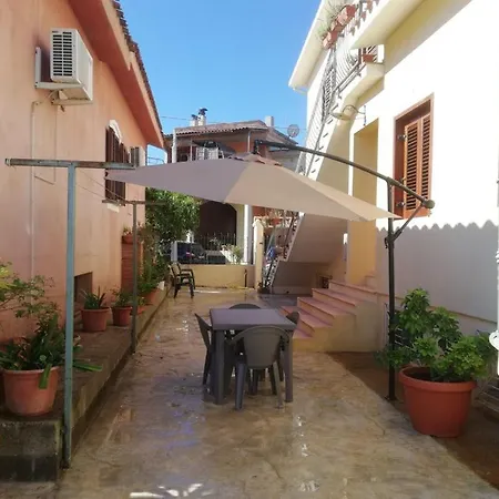 Alstrolomeria Apartment Girasole